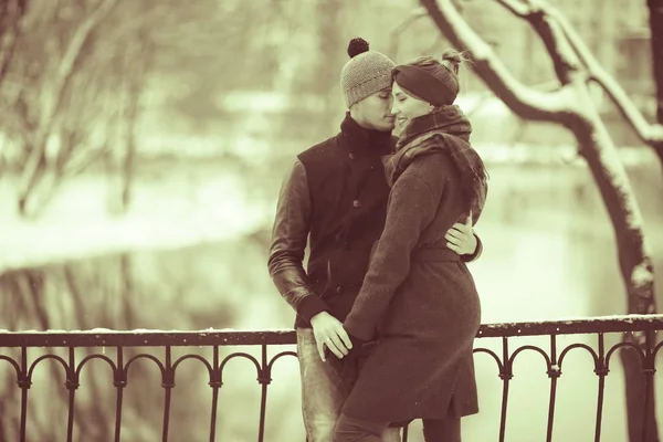 Giovane uomo e donna fuori — Foto Stock