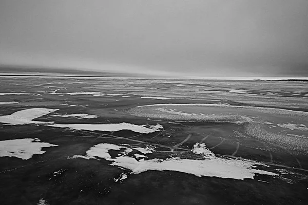 Lago congelado en invierno —  Fotos de Stock