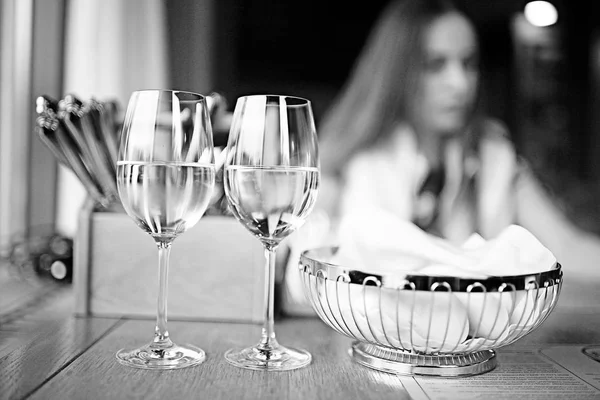 Wijnglazen geserveerd met vrouw — Stockfoto