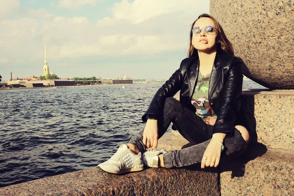 Mujer joven en la ciudad en otoño — Foto de Stock