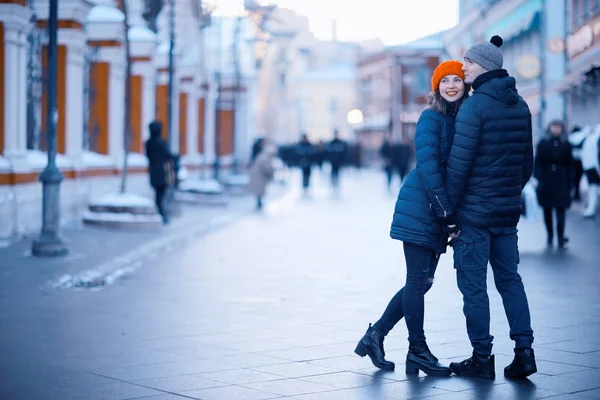 Unga par promenader i staden — Stockfoto