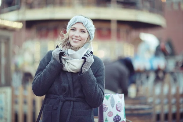 Frau in Winterkleidung — Stockfoto