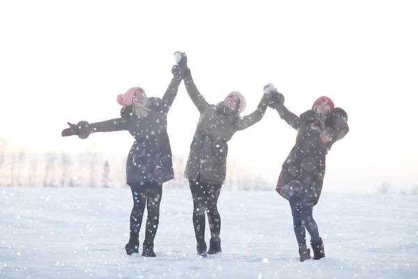 Grupo de chicas saltando en invierno —  Fotos de Stock