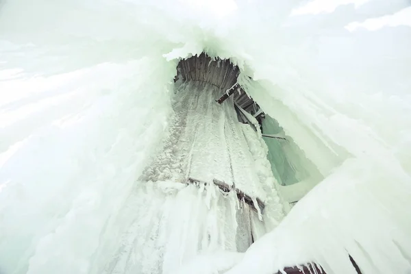 얼음으로 덮여 건설 — 스톡 사진