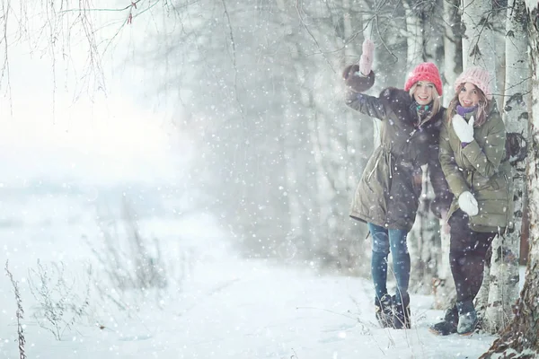 Mulheres se divertindo no inverno — Fotografia de Stock