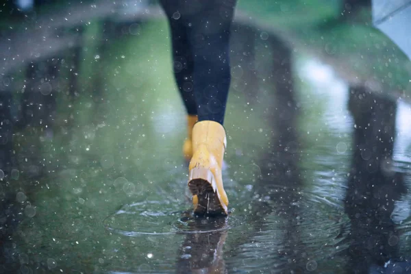 Mulher pés em botas de borracha — Fotografia de Stock