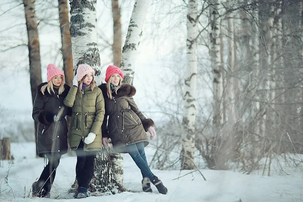 Giovani ragazze che camminano all'aperto — Foto Stock