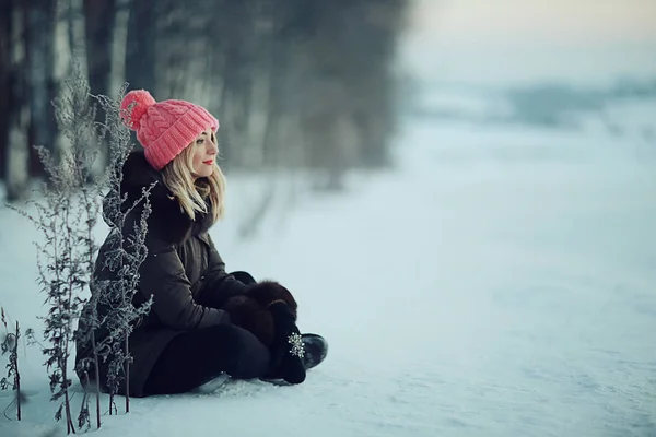 Giovane donna in inverno — Foto Stock