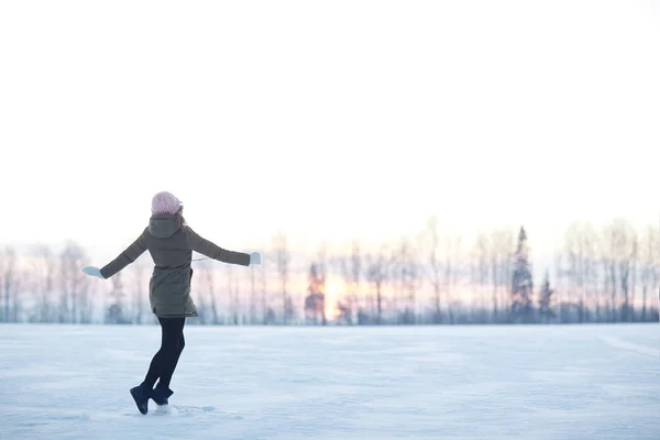 Menina feliz no inverno campo nevado — Fotografia de Stock