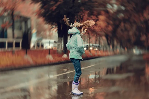 雨の後屋外で遊ぶ女の子 — ストック写真