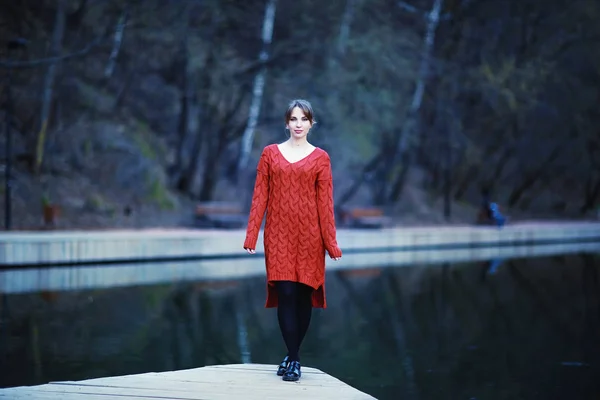 Young woman posing in city — Stock Photo, Image