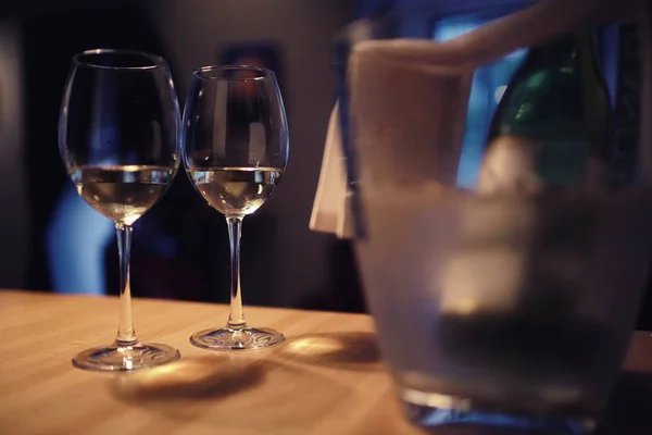 Drank in glas op tafel — Stockfoto