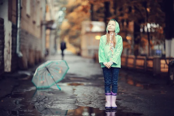 Κορίτσι παίζει εξωτερική μετά τη βροχή — Φωτογραφία Αρχείου