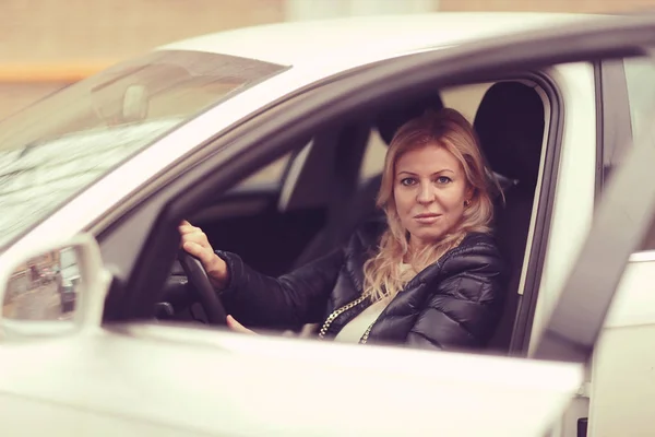 Fahrerin im Auto — Stockfoto