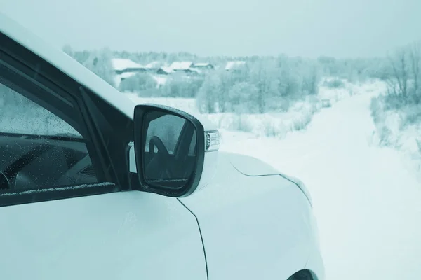 Samochód w śnieżny krajobraz — Zdjęcie stockowe