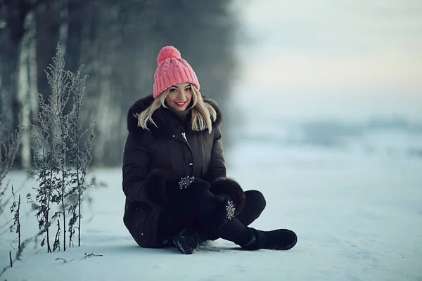 Junge Frau im Winter — Stockfoto