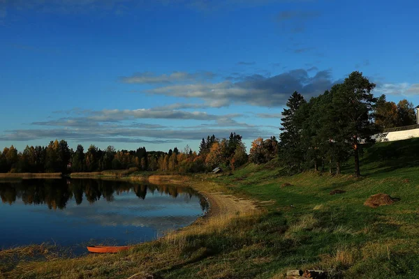 Jesień las rzeka krajobraz — Zdjęcie stockowe