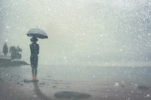 Mulher com um guarda-chuva à beira-mar — Fotografia de Stock