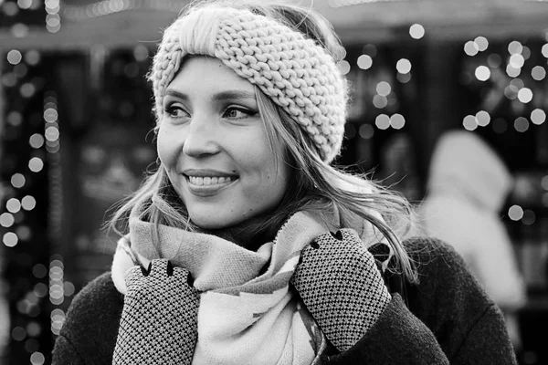 Woman in winter clothes — Stock Photo, Image