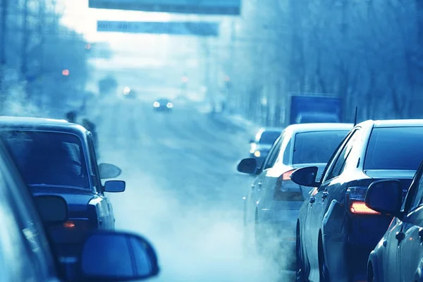 Coches en la carretera de la ciudad en el día —  Fotos de Stock