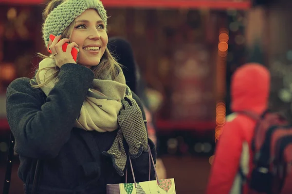 Vrolijke vrouw praten over de telefoon — Stockfoto