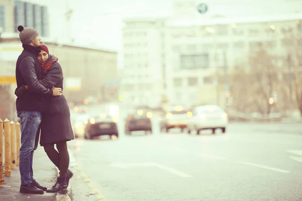 Unga par promenader i staden — Stockfoto