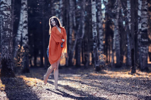 Ragazza godendo la primavera nel parco — Foto Stock