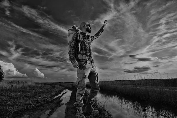 Adventure man traveling outdoor — Stock Photo, Image