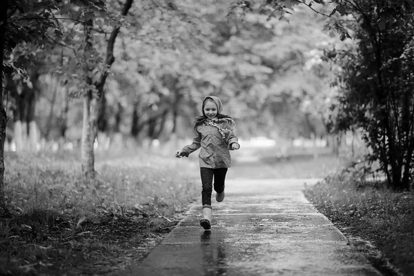 Meisje spelen onder voorjaar regen — Stockfoto