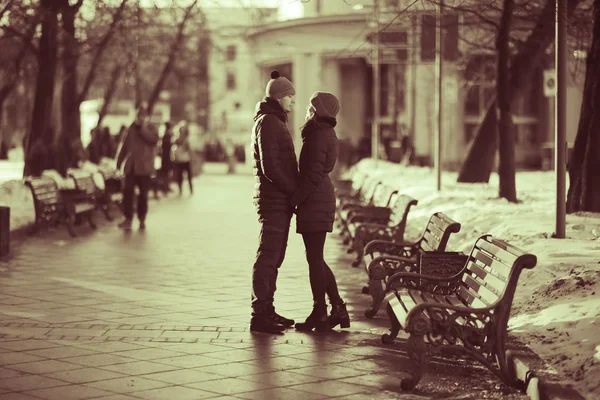 Lovers walking in the city streets — Stock Photo, Image