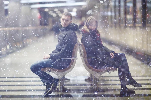 Mann und Frau sitzen auf Bank — Stockfoto