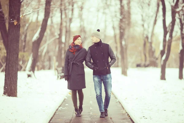 Lovers walking in the city streets — Stock Photo, Image