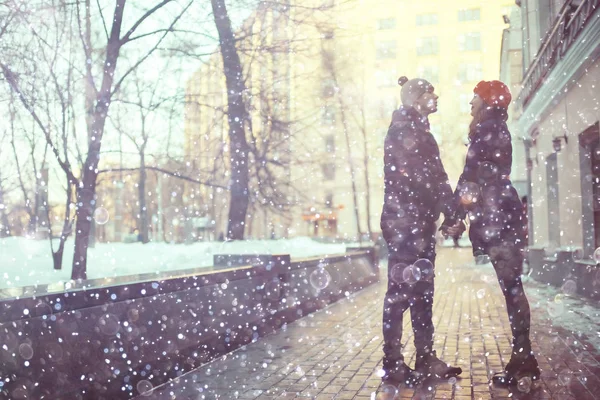 Pareja caminando en calle de la ciudad — Foto de Stock