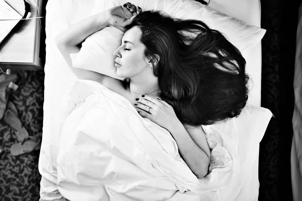 Donna che dorme a letto — Foto Stock