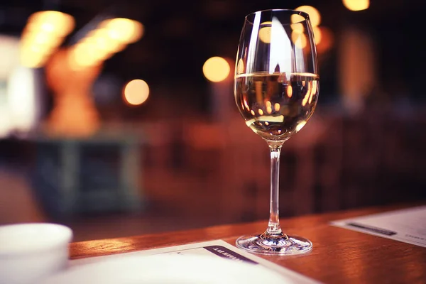 Alcohol drank in glas in restaurant — Stockfoto