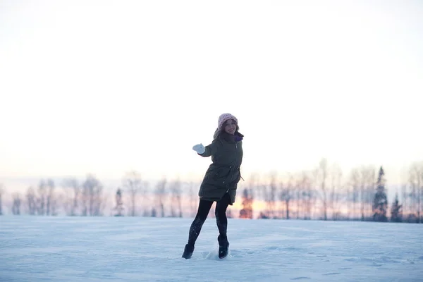 Młoda kobieta na zimowe — Zdjęcie stockowe