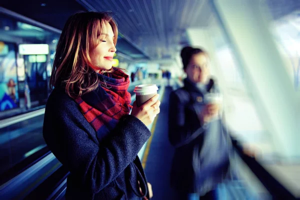 Menina segurando café da manhã — Fotografia de Stock