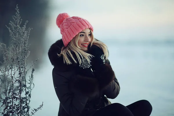 Giovane donna in inverno giorno freddo — Foto Stock