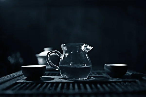 Servir la cérémonie du thé — Photo