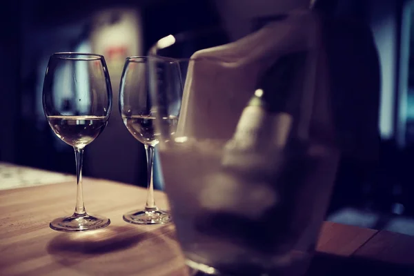 레스토랑에서 유리에 알코올 음료 — 스톡 사진