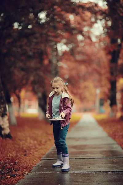 Fille jouer au badminton dans le parc — Photo