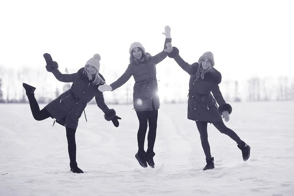 Mujeres divirtiéndose en el invierno —  Fotos de Stock