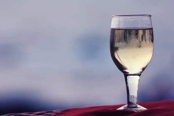 Alkohol dryck i glaset på restaurang — Stockfoto