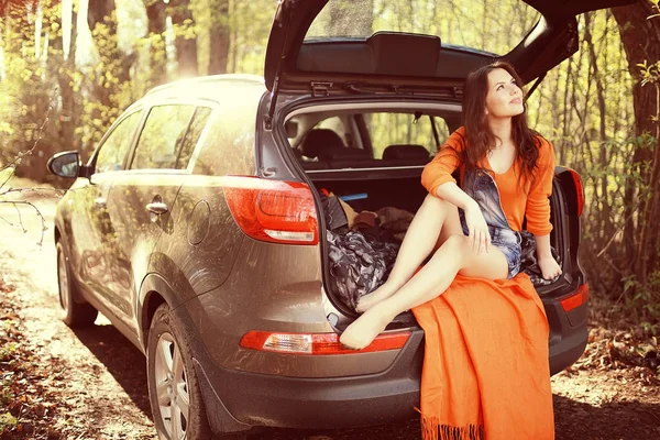 Mulher sentada na bagageira do carro — Fotografia de Stock