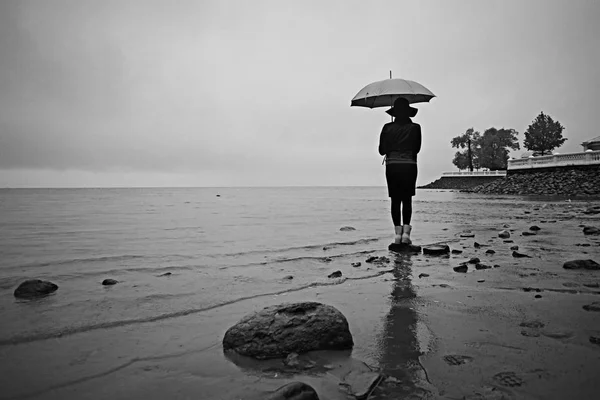 雨の後歩いて傘を持つ女性 — ストック写真