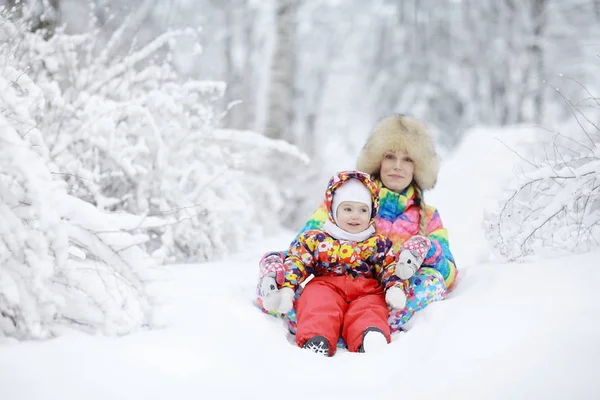 Mujer y un niño jugando en el invierno —  Fotos de Stock