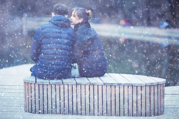 Jovem casal no parque — Fotografia de Stock