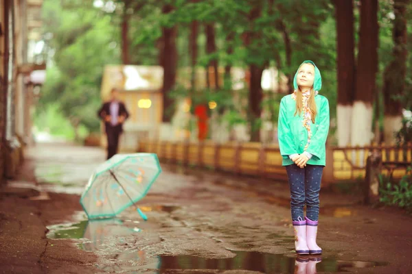 Fetiță care merge în parcul de toamnă — Fotografie, imagine de stoc