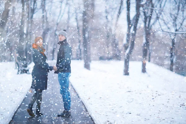 Man and woman in a city park — Stock Photo, Image