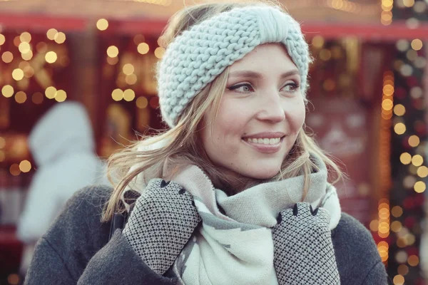 Leuke blonde vrouw op Kerstmis — Stockfoto